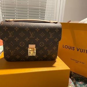 Authentic Louis Vuitton Pochette Metis cross body hand bag